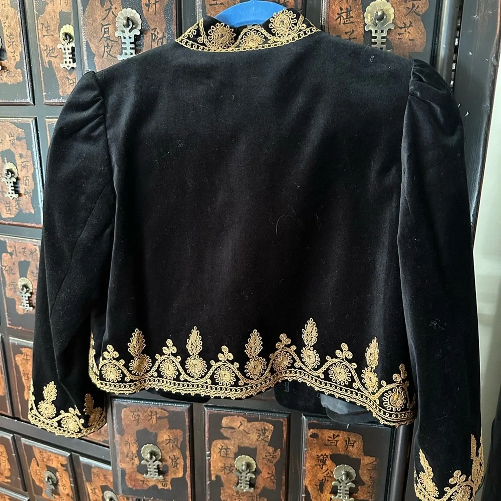 NWTs Size 12 Gorgeous & Unique Black & Gold Velvet Embroidered Bolero Jacket 🙌🏽 - Picture 3 of 3